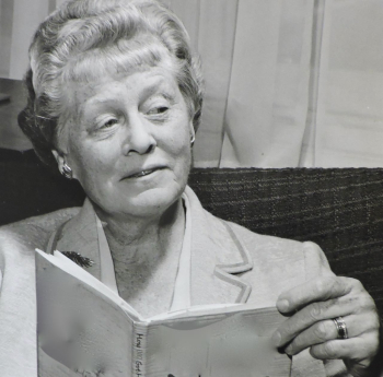 Mary reading 00706-06A